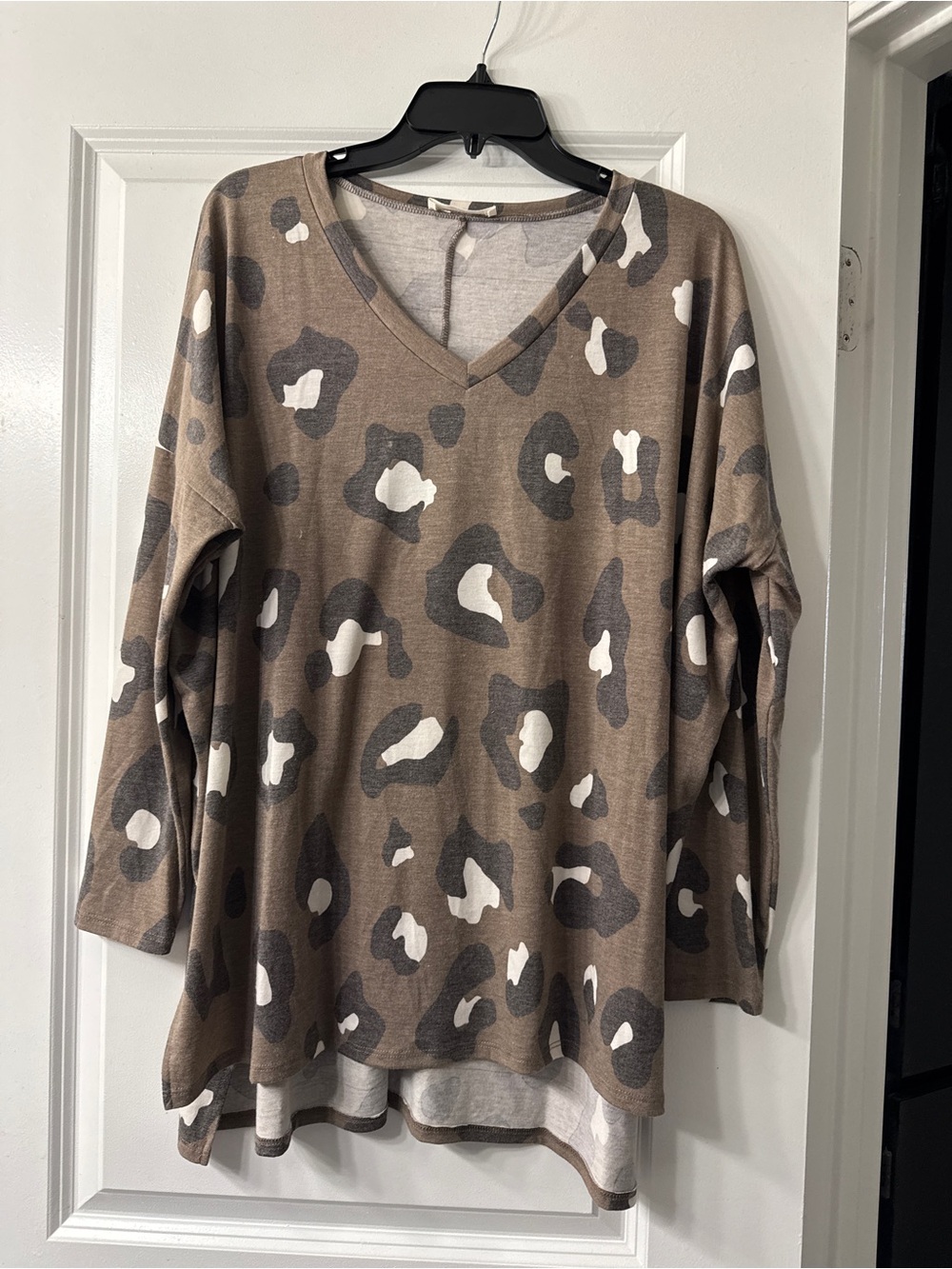 Relaxed V-Neck Leopard Print Blouse in Brown